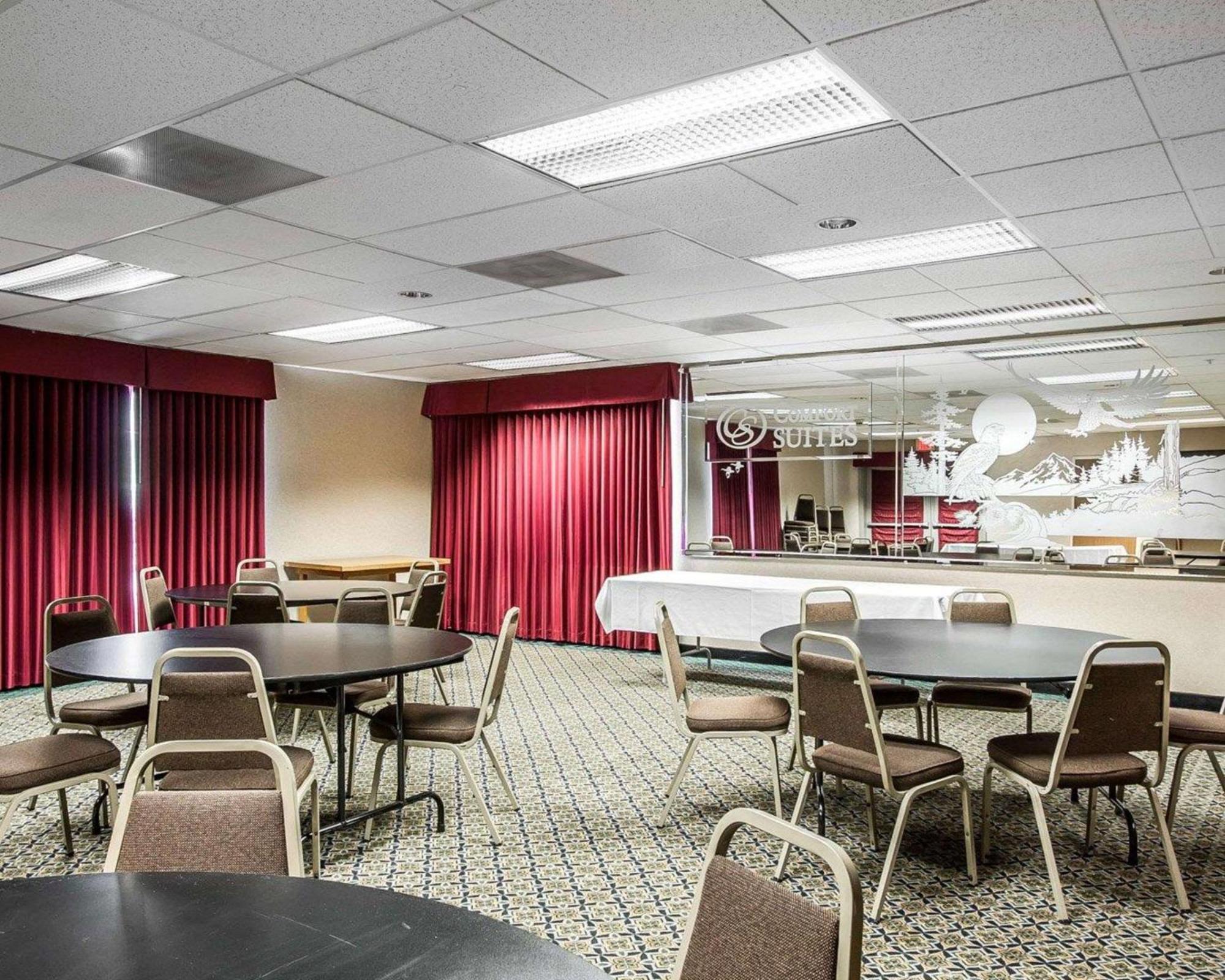 Comfort Suites Clackamas Exterior photo